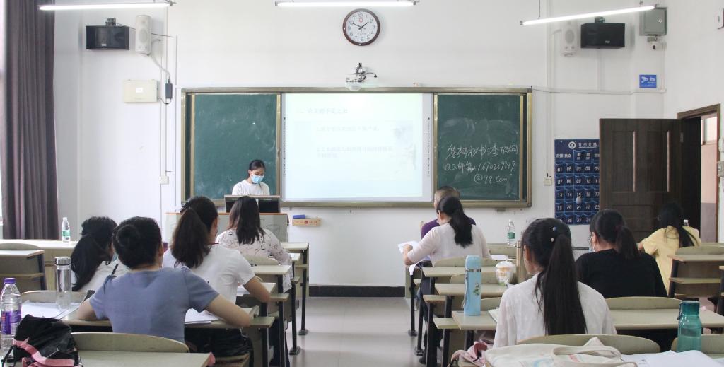 图为汉语言文学专业员工在阐述毕业论文选题的意义和目的