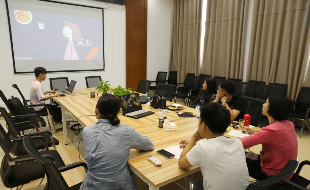 图为数字媒体艺术专业线上答辩现场。答辩老师们正在观看员工的毕业作品