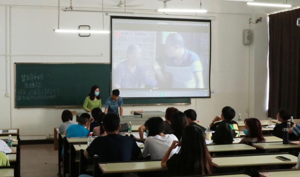 图为广播电视编导专业员工在介绍自己的毕业作品