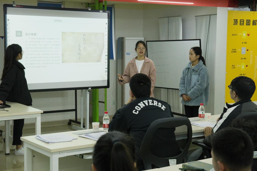 图为成都凤凰数字媒体协同育人中心现场