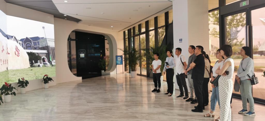 参观上虞e游小镇展示中心