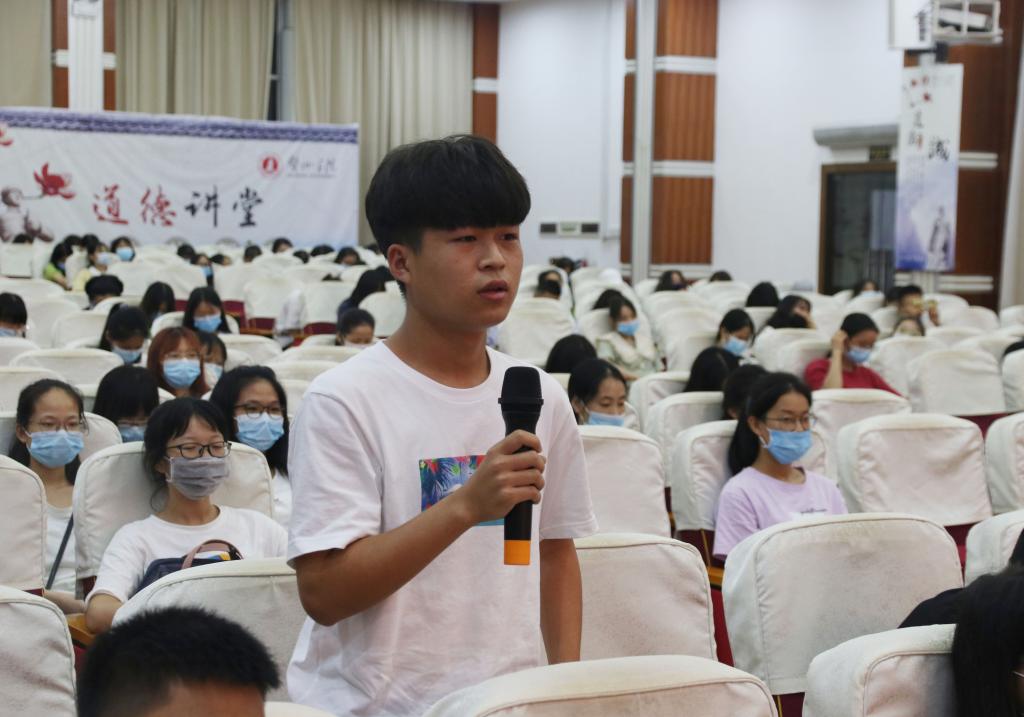 图为员工分享自己的感受