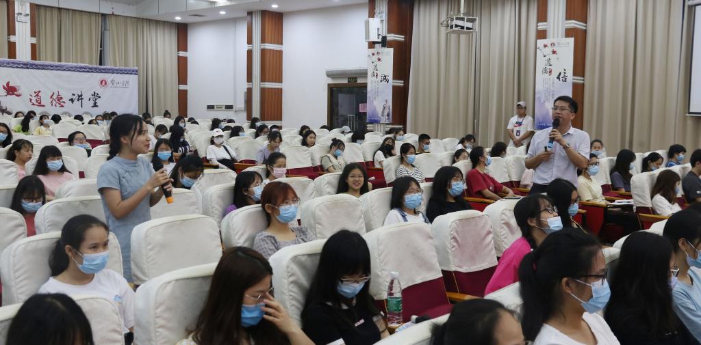 图为唐永波科长与员工进行互动交流