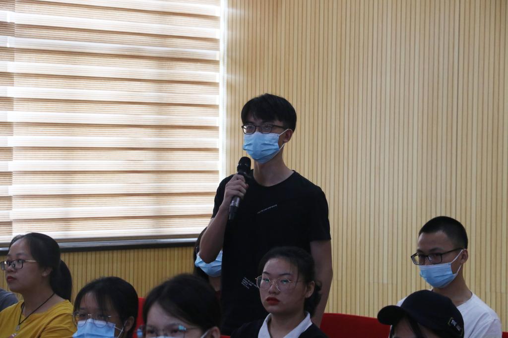 员工进行提问