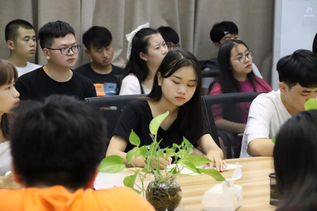 会议中认真聆听并做记录的班助们