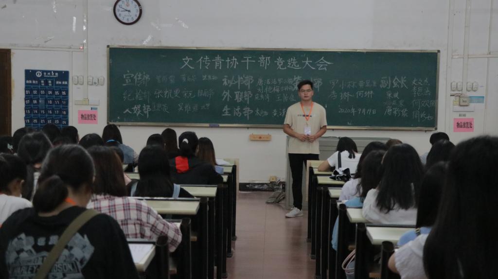 青协副会长何培富作年度总结讲话