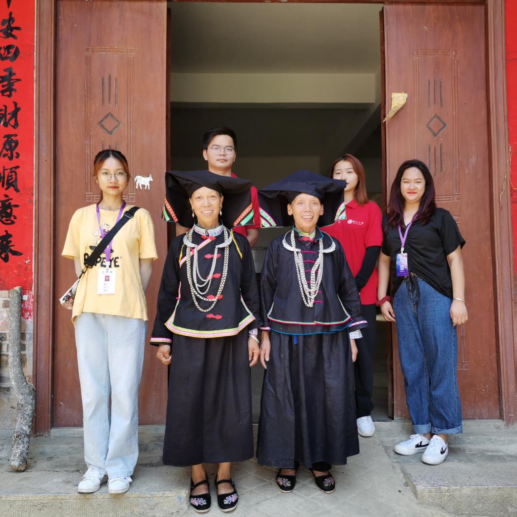 调研小组与当地黑衣壮民歌技艺传承人合影