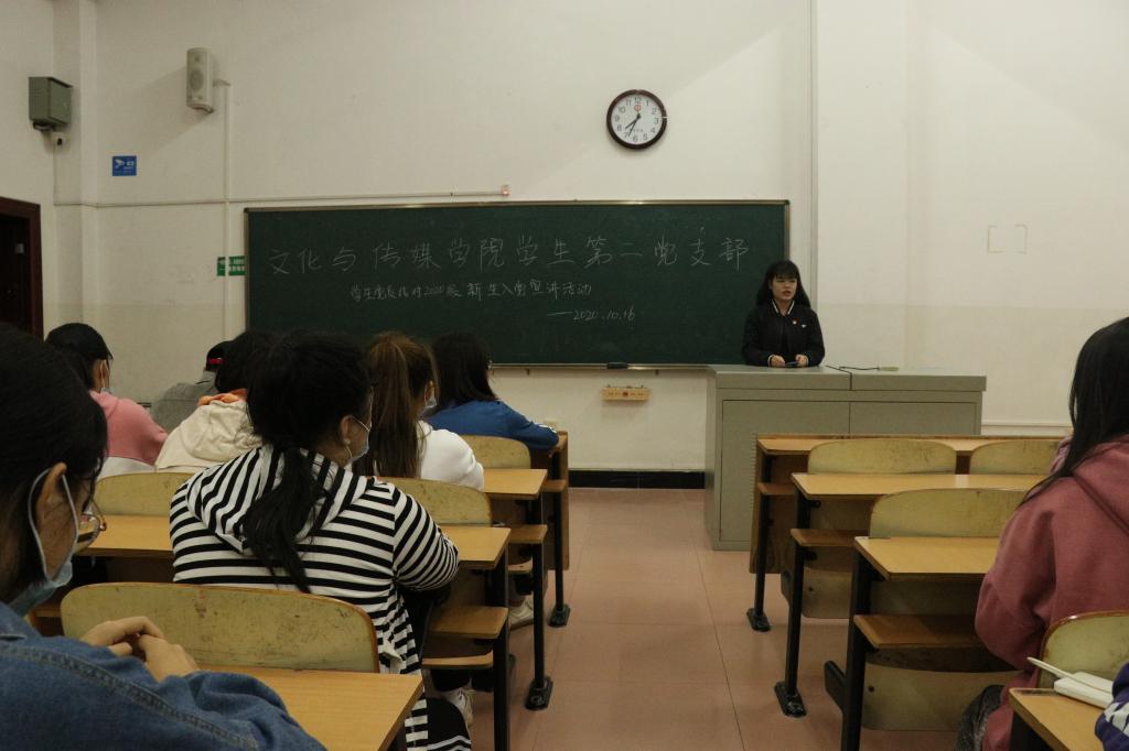 员工李媛婷在现场宣讲