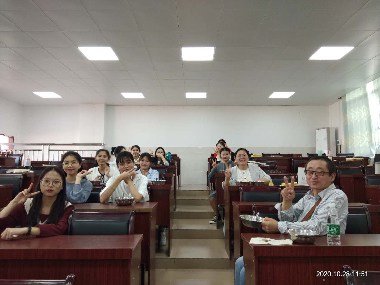 图为老师对员工进行评课后合影