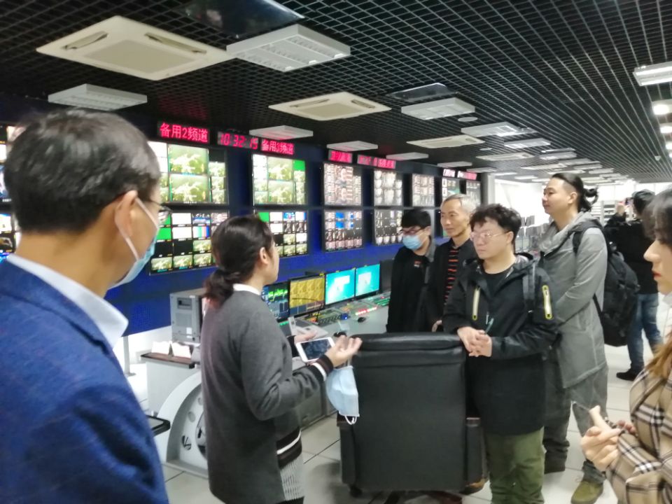yl34511线路中心教师在参观四川广播电视台