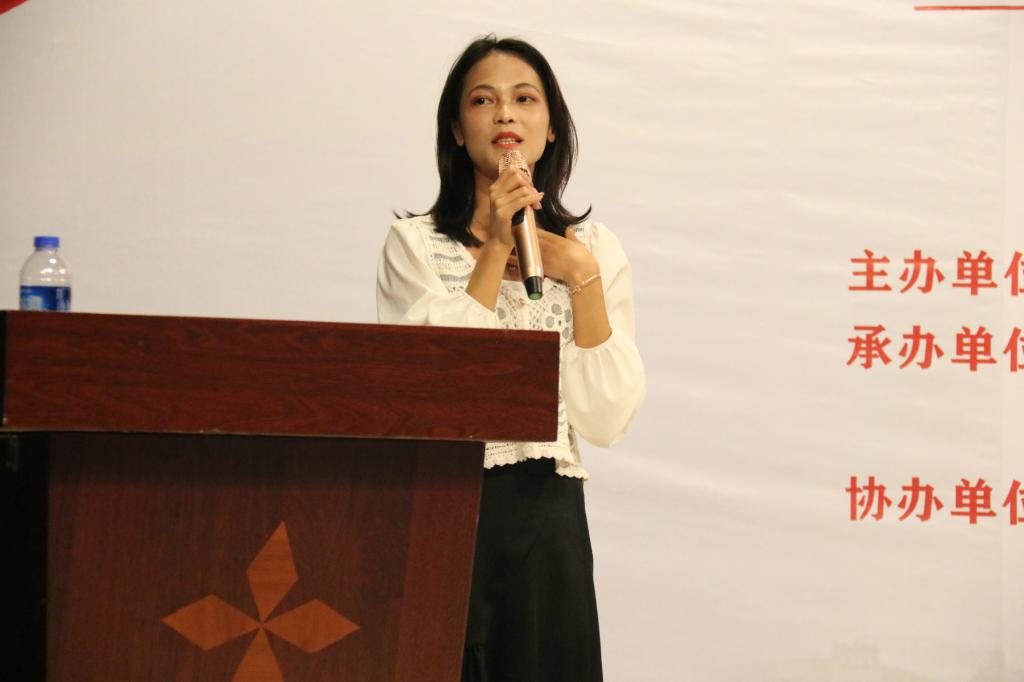 图为第十届青协会长王俪娟做年度总结发言