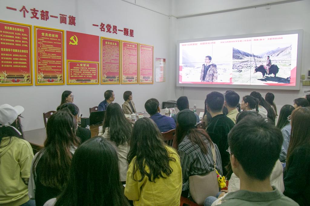 优秀毕业生党员齐寿鑫通过视频的形式分享自己的奋斗历程和成长感悟