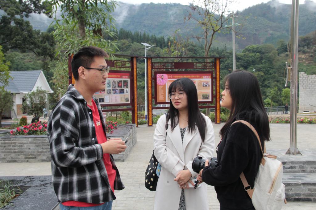 员工采访百坭村志愿者