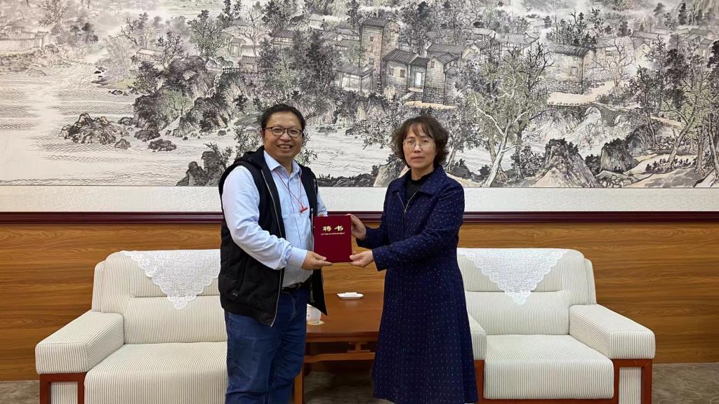 图为黎琼锋副董事长(右)为刘宗明教授(左)颁发客座教授聘书