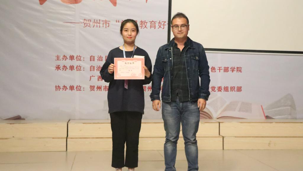 肖军老师(右一)与获得一等奖同学合影