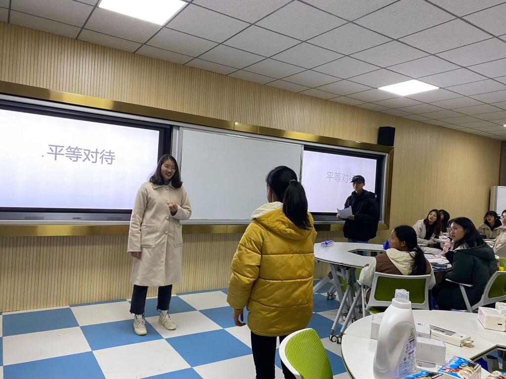 图为同学们积极参与“我比划你来猜”活动