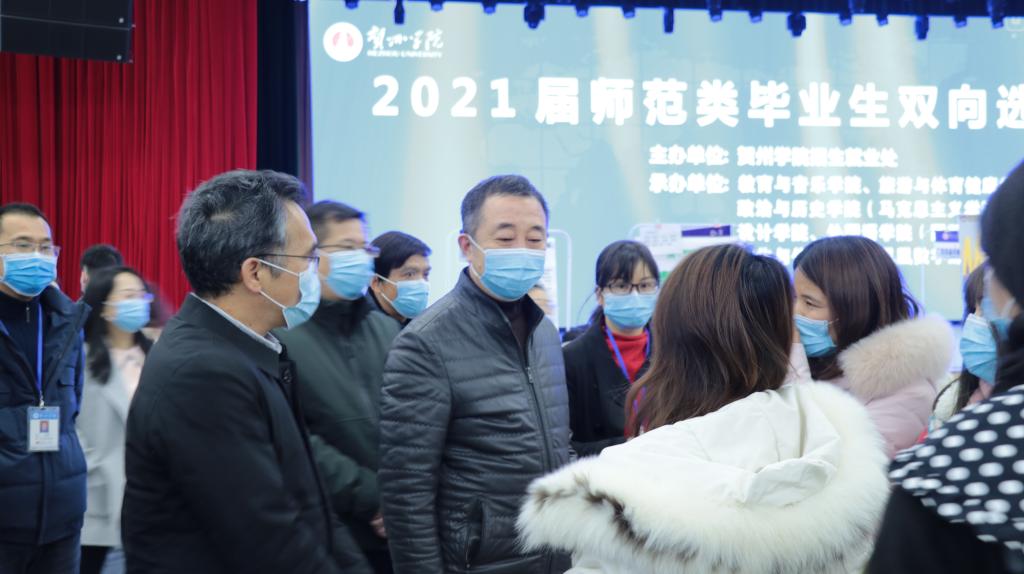 yl34511线路中心董事长吴郭泉(左二)到现场与用人单位沟通