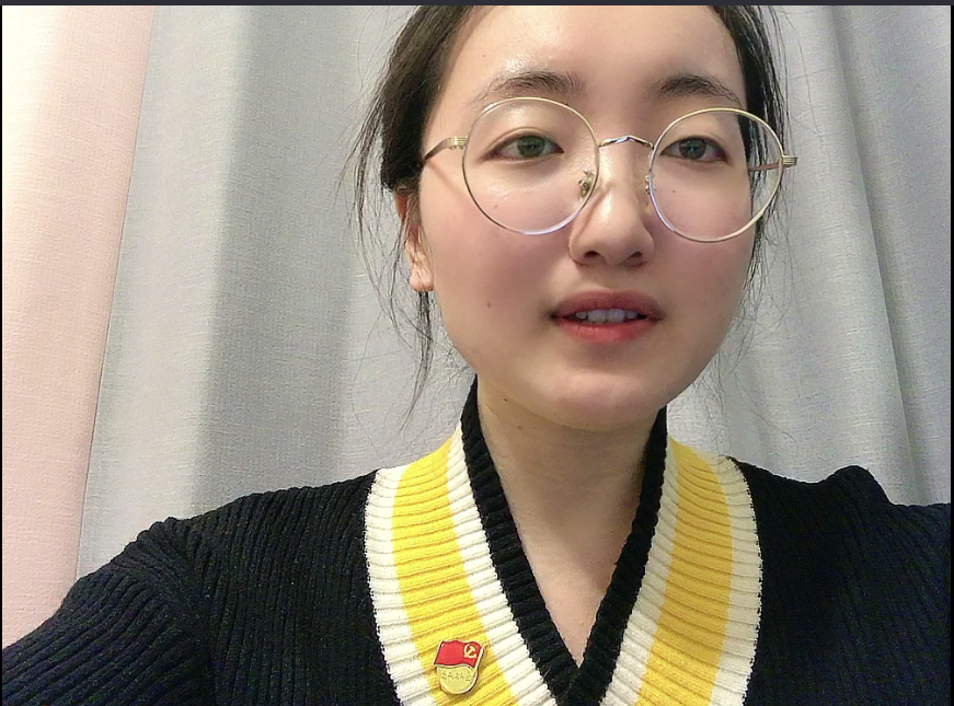 图为孙孟斐进行故事讲述