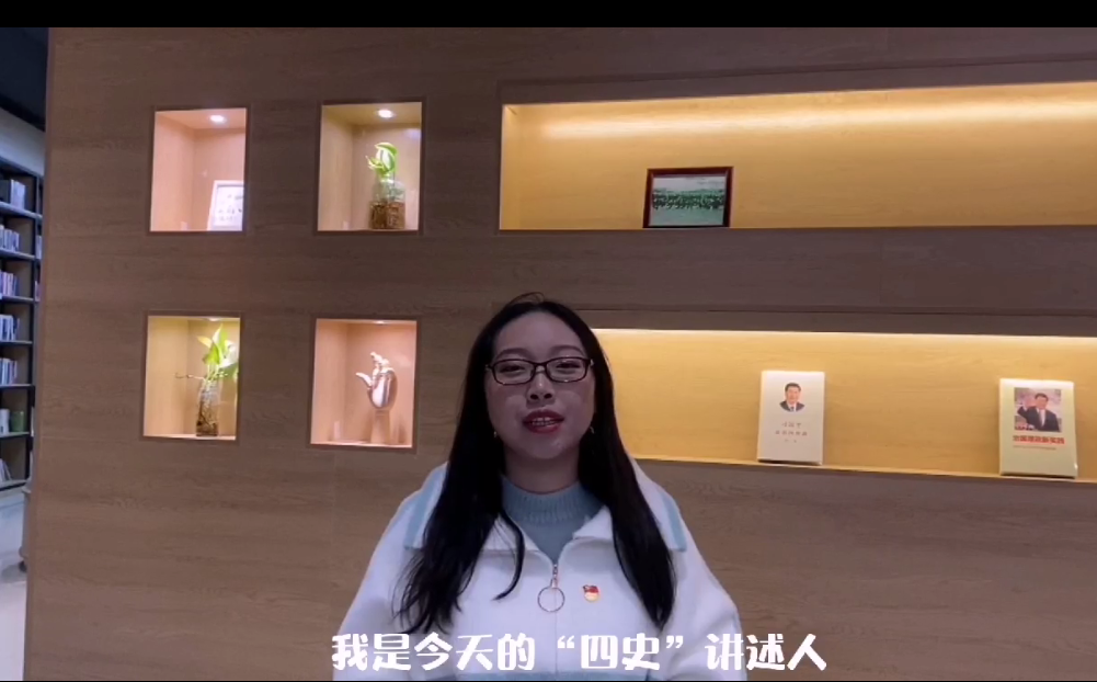 图为孙潇婕同志进行故事讲述