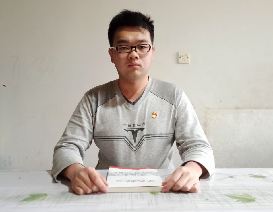 图为郭瑞在讲述夏明翰的故事