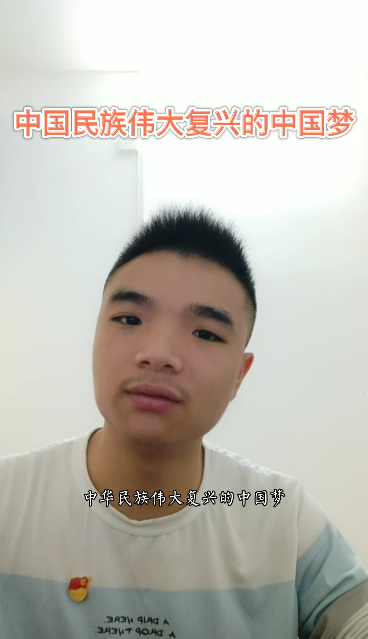 图为梁振威同志在讲述邓小平的故事