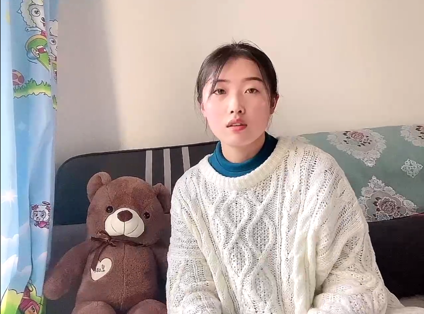 图为柳金荣同志在讲述西兰卡普的故事