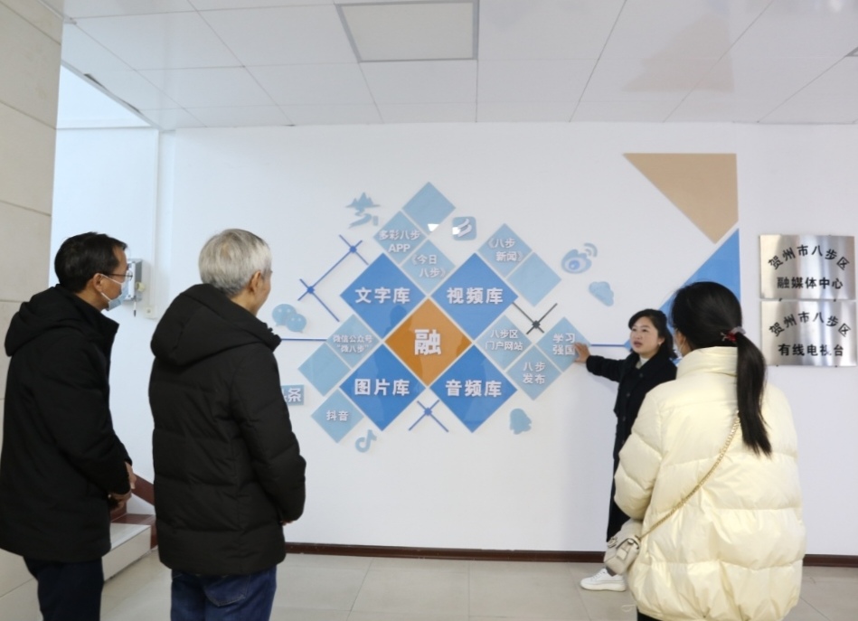 图为八步区融媒体中心主任介绍融媒体中心的运营情况