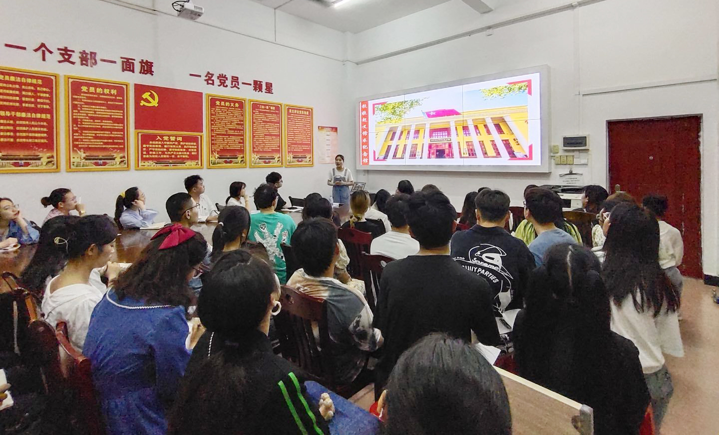 预备党员同志卢敏同志在讲述家乡——江西修水的红色故事
