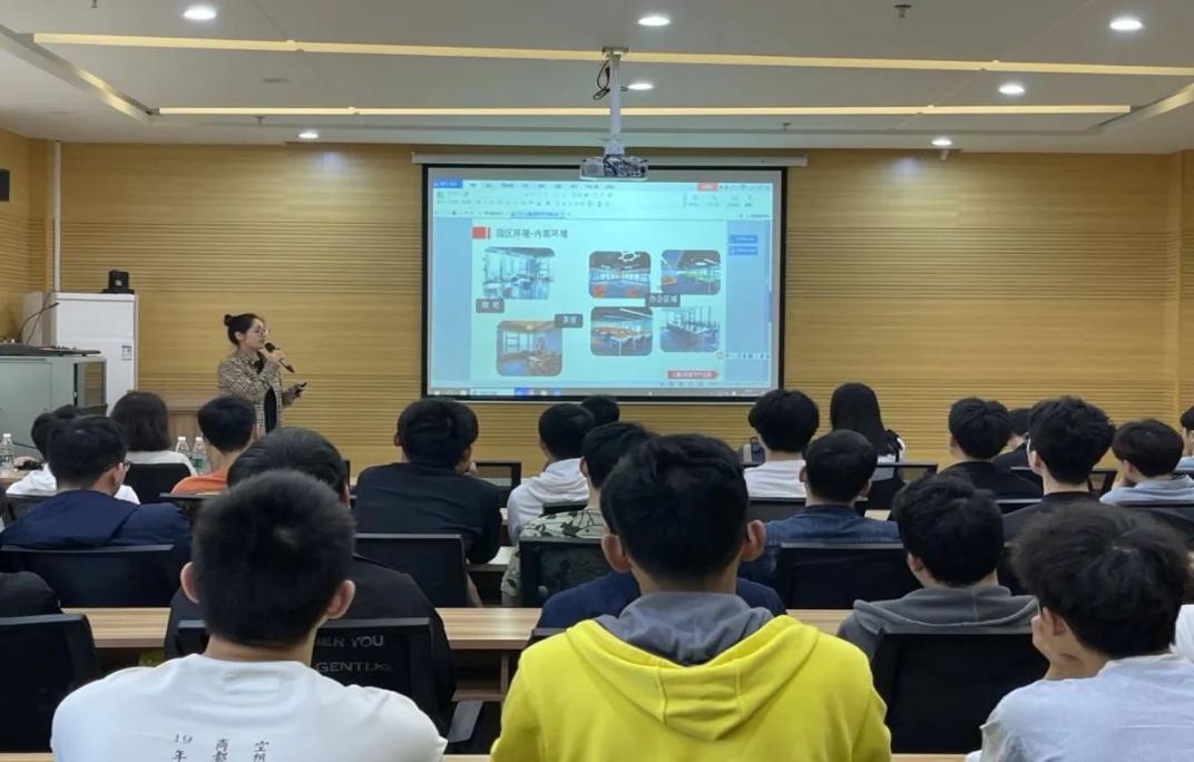 浙江绍兴上虞e游数字产业园校园招聘负责人余桑桑对同学们做招聘宣讲