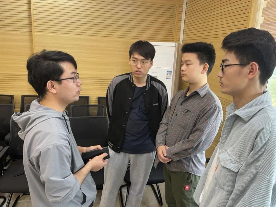 浙江绍兴上虞e游数字产业园校园招聘负责人邵坤林(左一)和同学们交流
