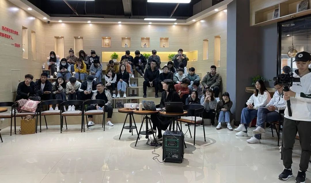 线上线下的企业宣讲会现场