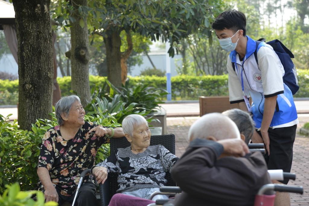 志愿者与爷爷奶奶交谈