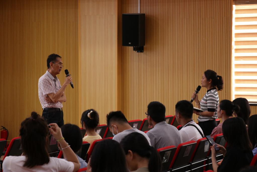 谭天教授(左一)在现场互动