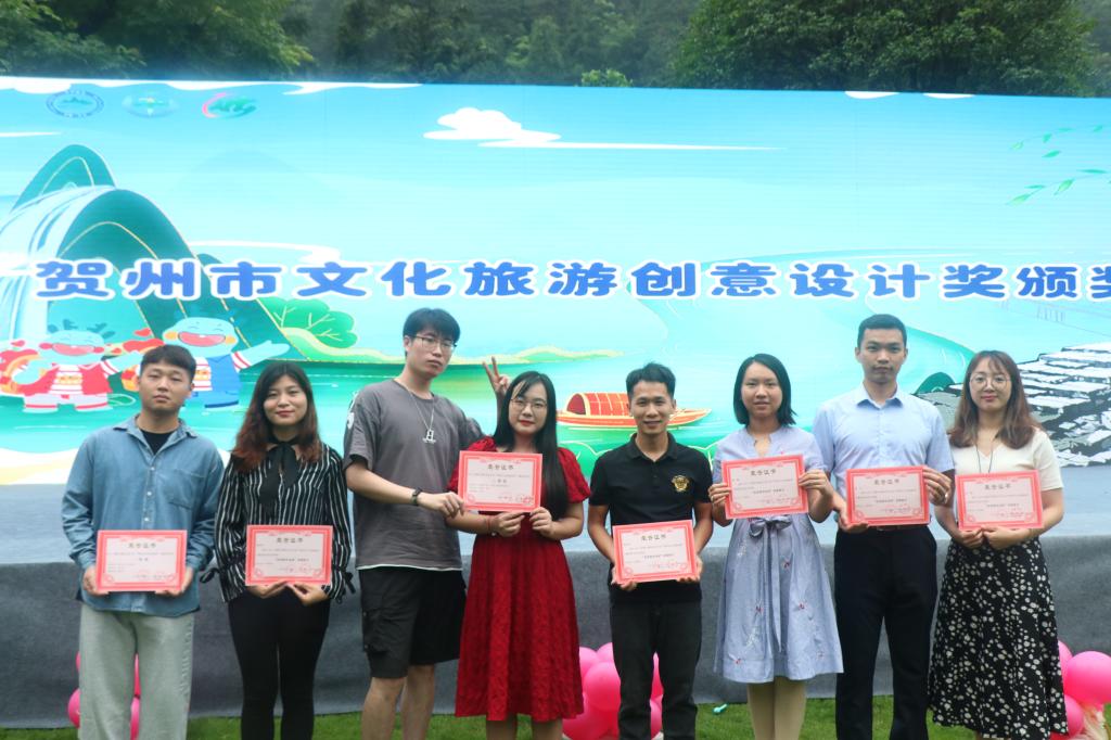 图为yl34511线路中心凤凰数字媒体学院数媒专业获奖师生合影