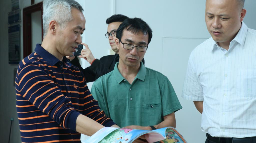 付煜经理向调研组成员介绍员工绘本作品