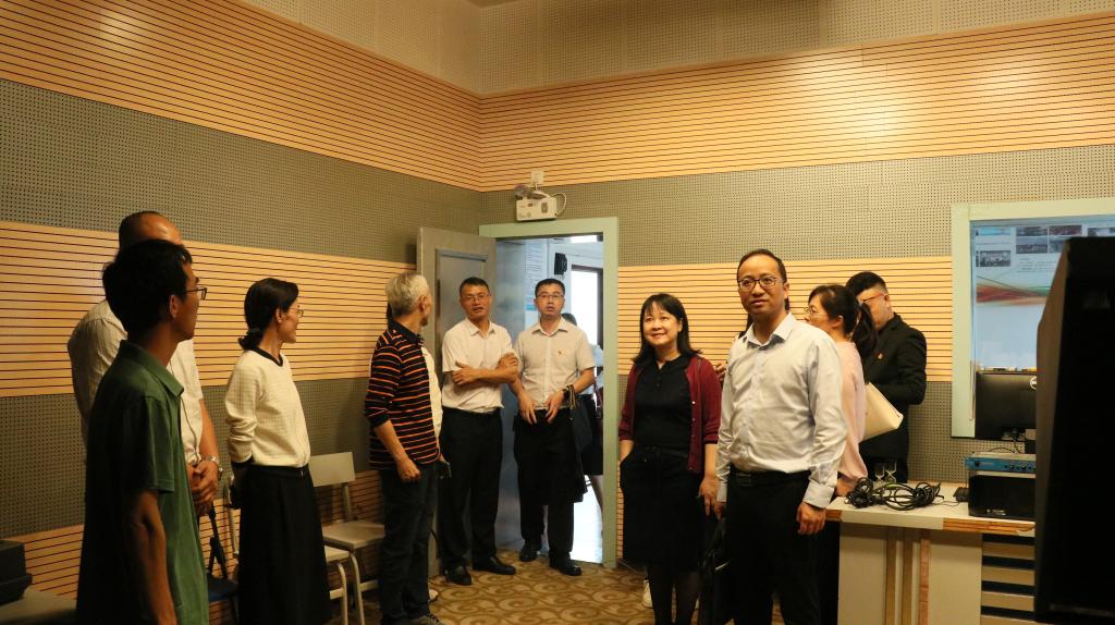 调研组一行到录播室参观