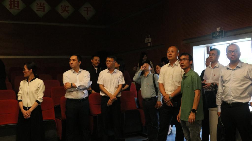 调研组一行到演播厅参观