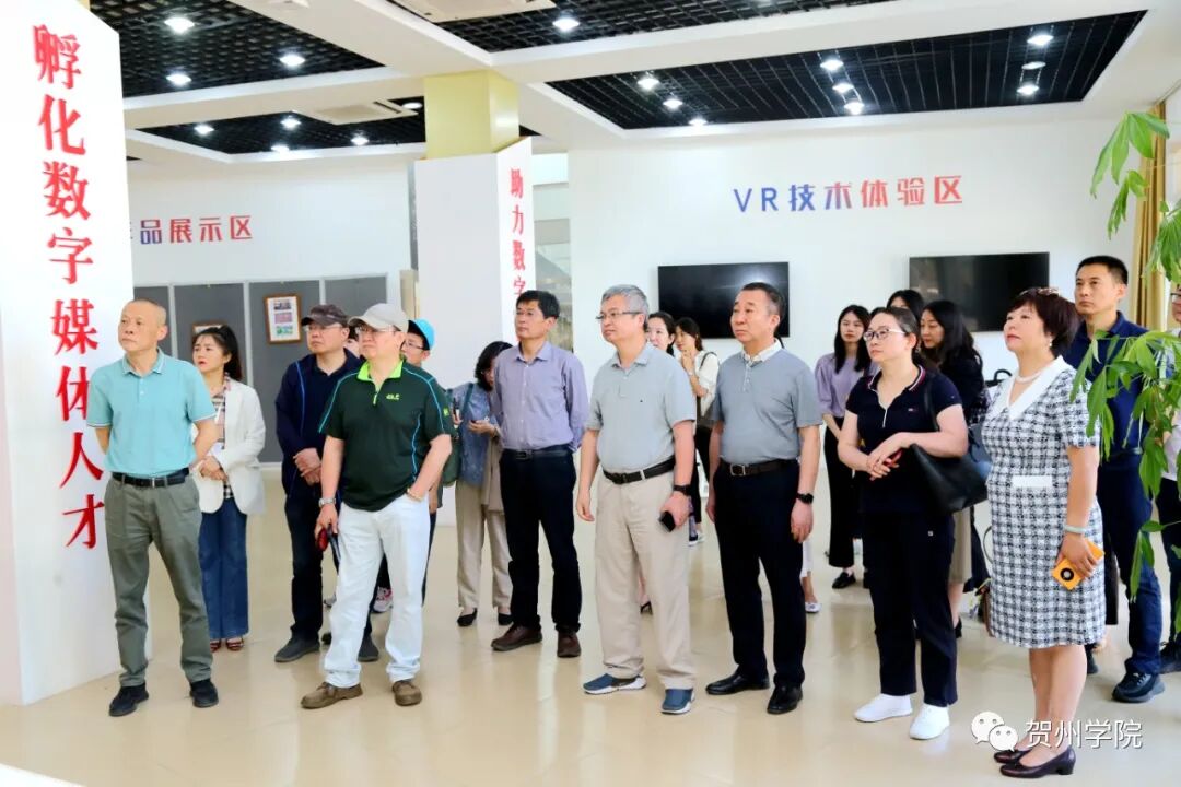 周星主任一行听取凤凰数字媒体协同育人示范基地介绍