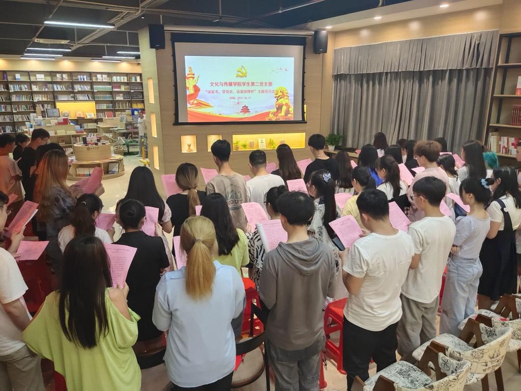 师生齐诵邓颖超致养女孙维世的红色家书