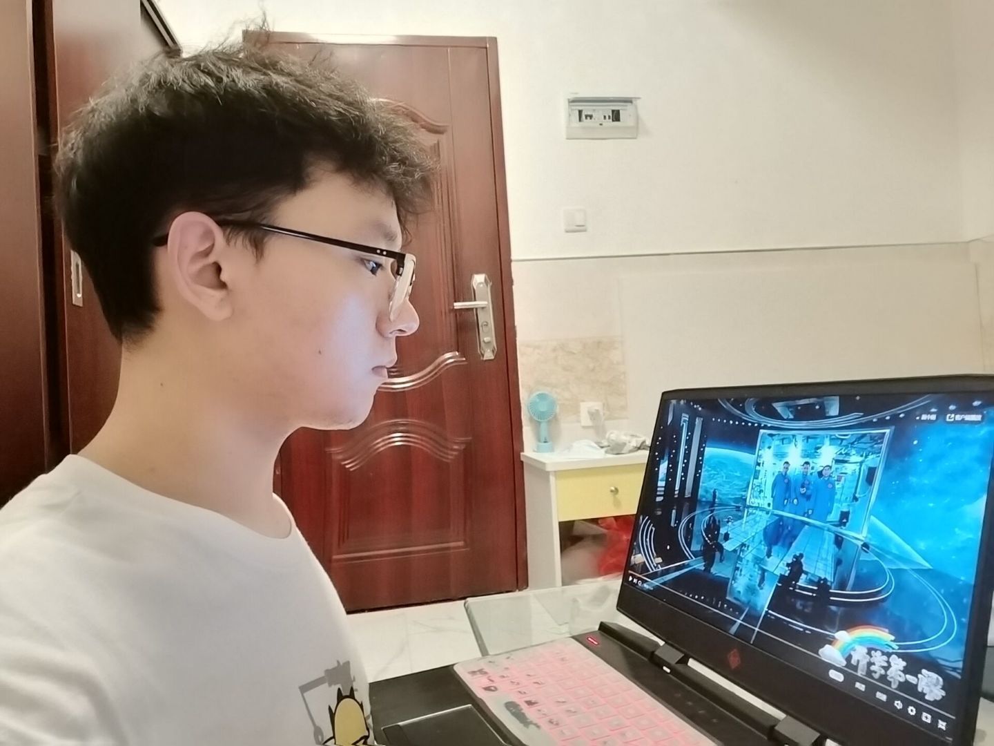 正式党员赵鹏鹏正在收看《开学第一课》