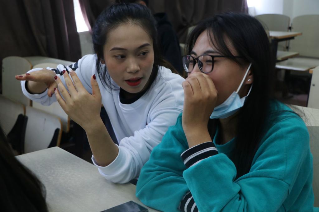 图为推普指导团成员在进行面对面辅导