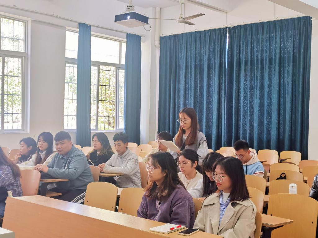 班长在会上汇报班级情况
