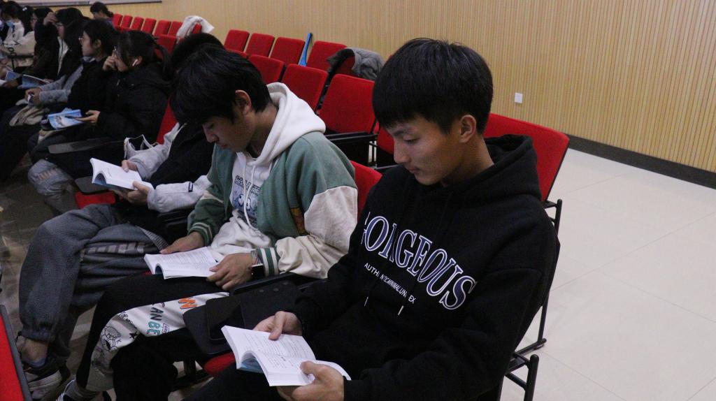 同学们认真学习《yl34511线路中心员工手册》
