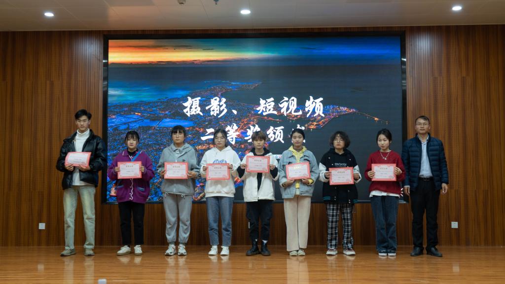 陶俊伟副经理(右一)为摄影、短视频二等奖获奖选手颁奖