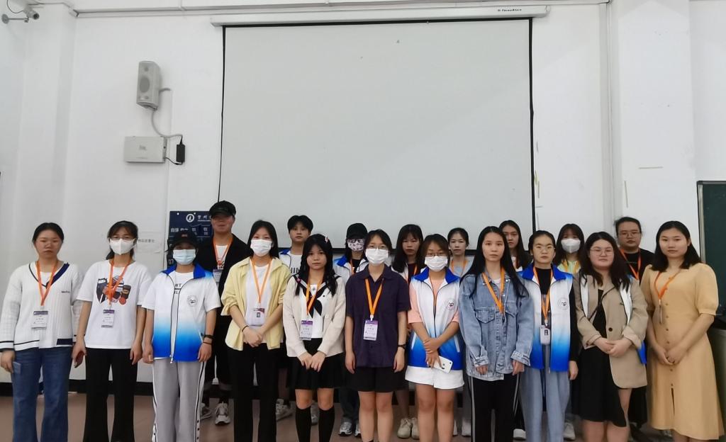 图为青协志愿者和员工第二党支部志愿者合照