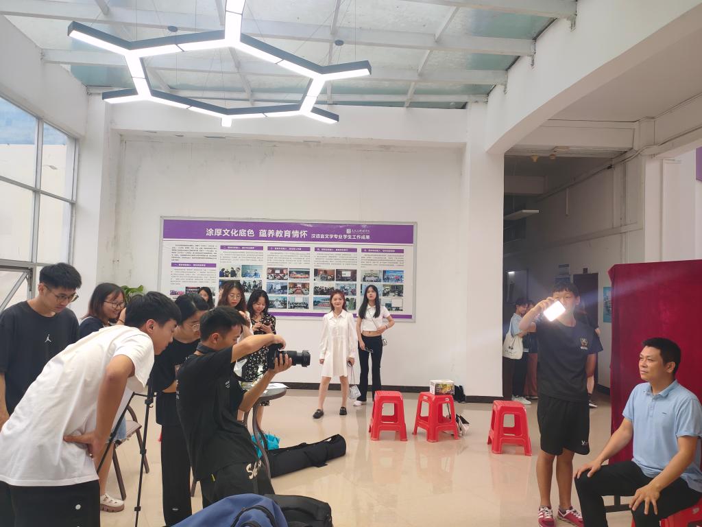 支部同志给党委副书记莫勋拍摄证件照