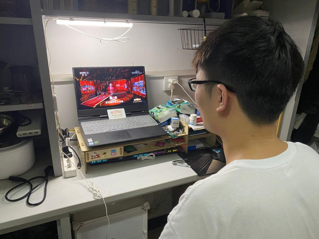 支部成员观看《闪亮的名字》剪影