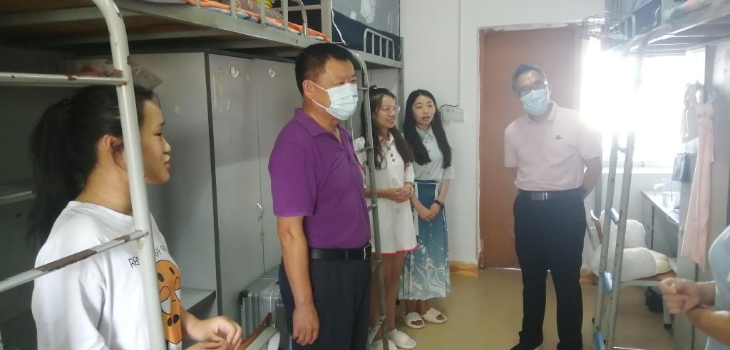 公司党委王源平书记(左二)、毛芳才副书记(右一)深入西校区员工宿舍看望新生