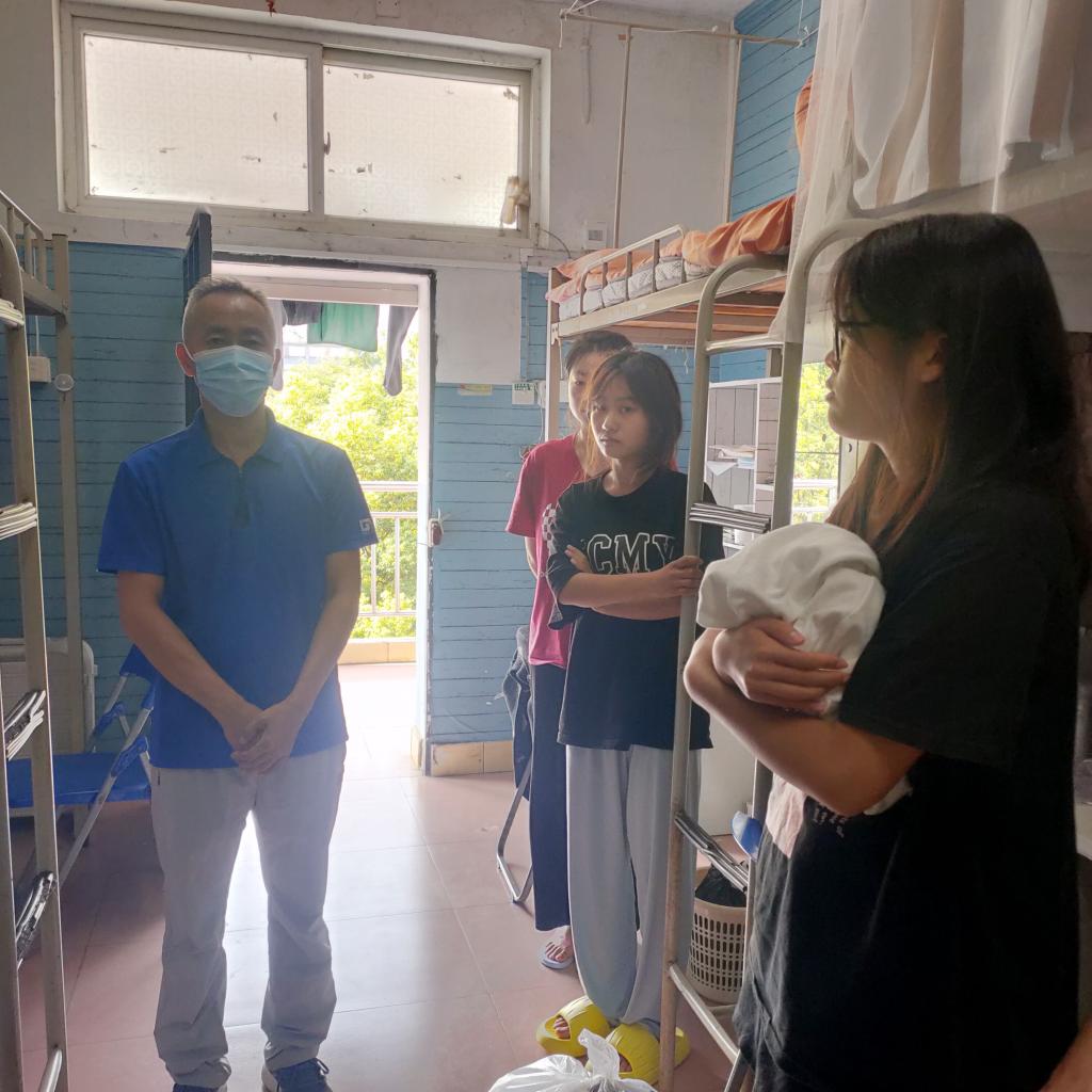 公司付煜经理深入西校区员工宿舍看望新生