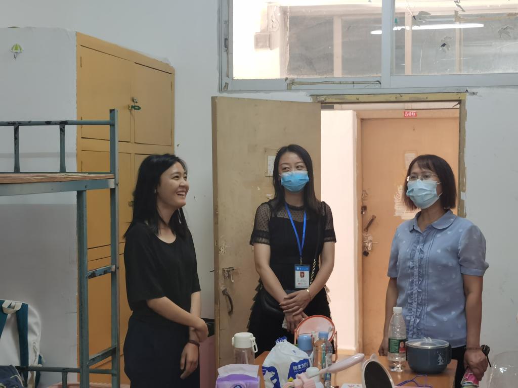 黎琼锋副董事长(右一)深入东校区员工宿舍看望新生
